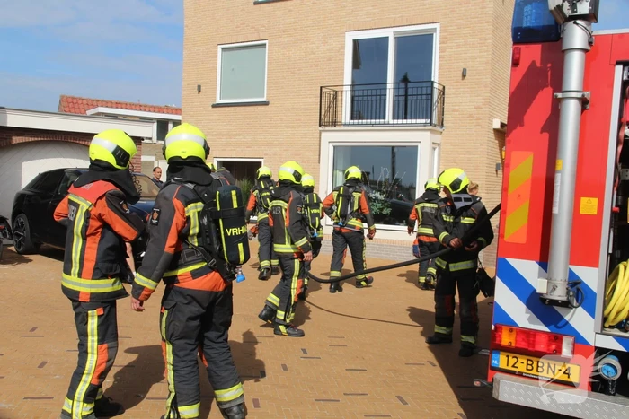Persoon ademt rook in bij felle woningbrand