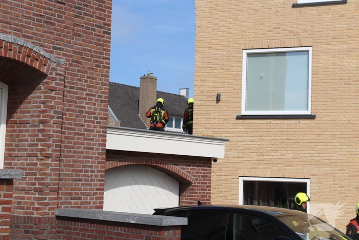 Persoon ademt rook in bij felle woningbrand