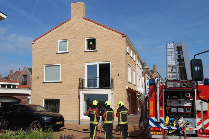 Persoon ademt rook in bij felle woningbrand