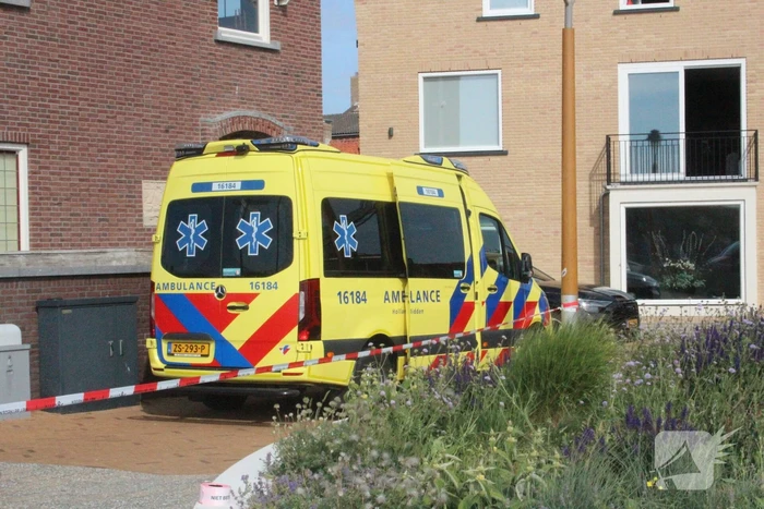 Persoon ademt rook in bij felle woningbrand