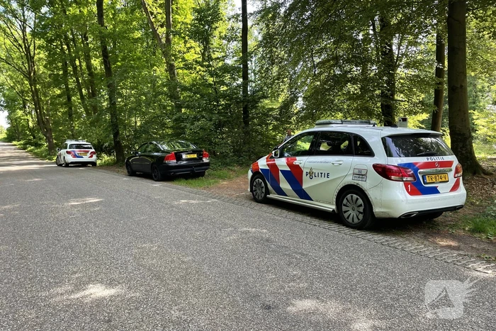 Onderzoek naar uitgebrande scooter in bosgebied
