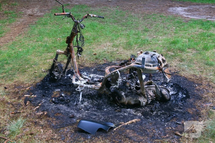 Onderzoek naar uitgebrande scooter in bosgebied
