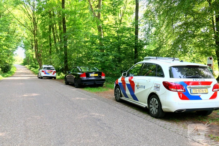 Onderzoek naar uitgebrande scooter in bosgebied