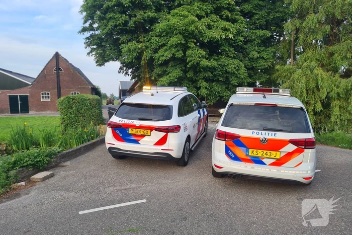 Auto belandt in water na ernstig ongeval