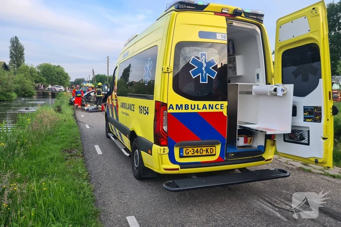 Auto belandt in water na ernstig ongeval
