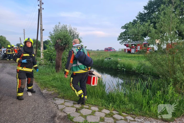 Auto belandt in water na ernstig ongeval