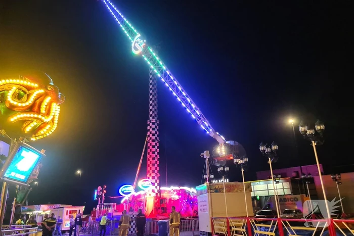 Personen vast in kermis-attractie op hoogte