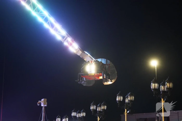Personen vast in kermis-attractie op hoogte
