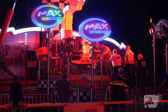 Personen vast in kermis-attractie op hoogte