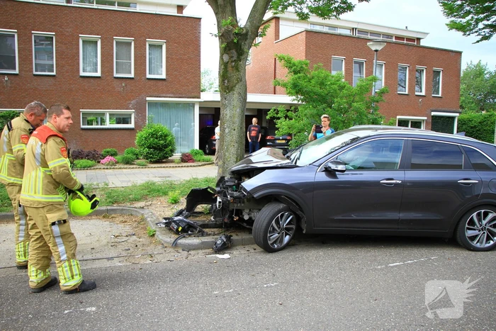 Automobilist eindig tegen boom bij St Jans Gasthuis