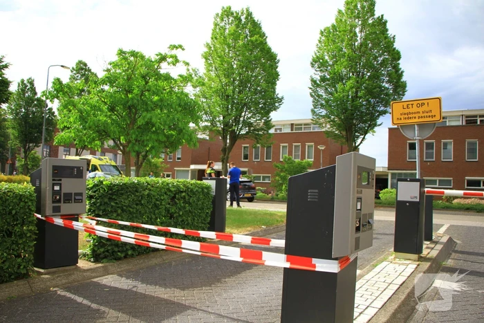 Automobilist eindig tegen boom bij St Jans Gasthuis