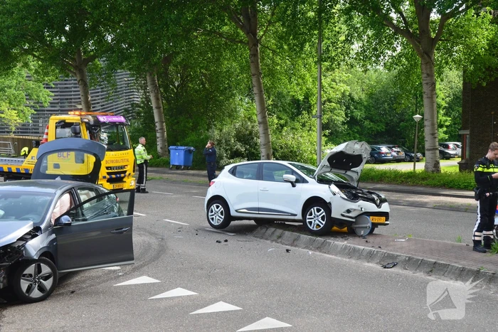 Flinke klapper na botsing op kruising