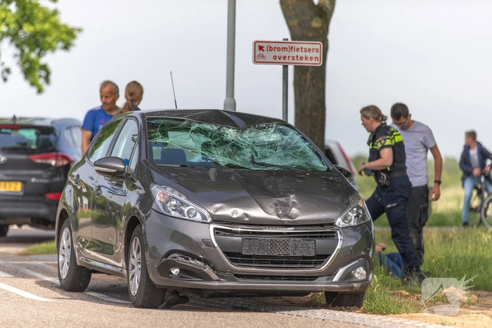 Overstekende fietsster ernstig gewond bij aanrijding met auto