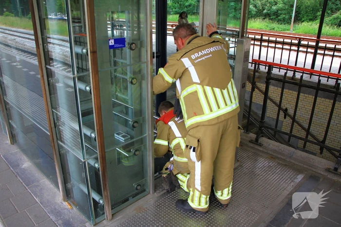 Wederom personen vast in lift NS-station