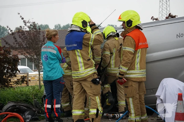 Bestelbus botst op boom