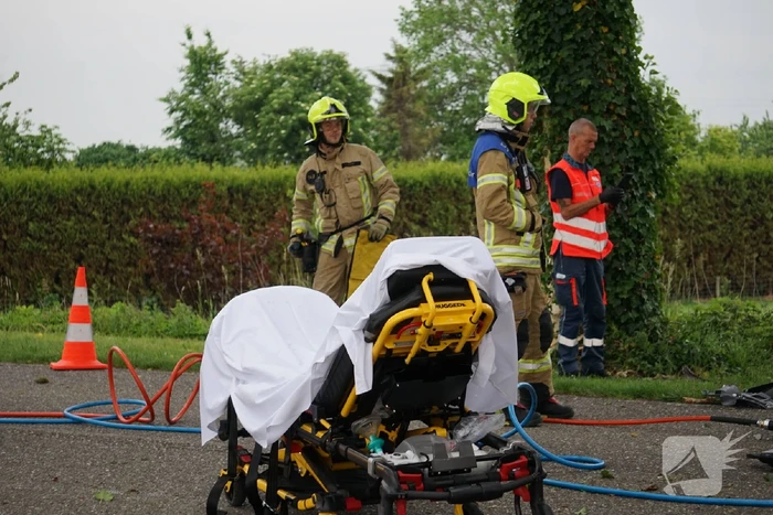 Bestelbus botst op boom