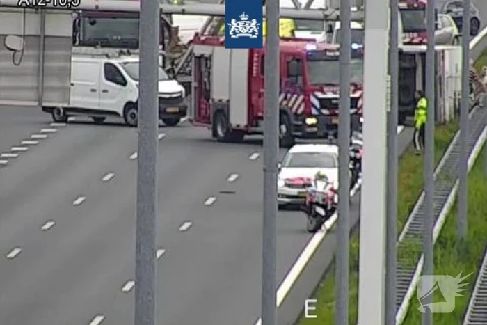 Vakantiegangers botsen met camper tegen vrachtwagen