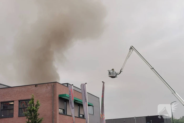 Autowrakken in brand bij recyclingbedrijf