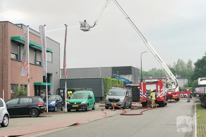 Autowrakken in brand bij recyclingbedrijf