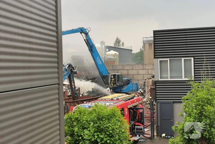 Autowrakken in brand bij recyclingbedrijf