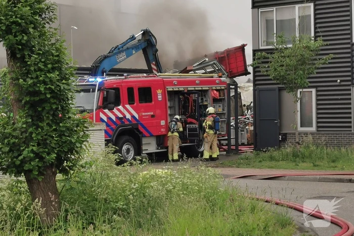 Autowrakken in brand bij recyclingbedrijf