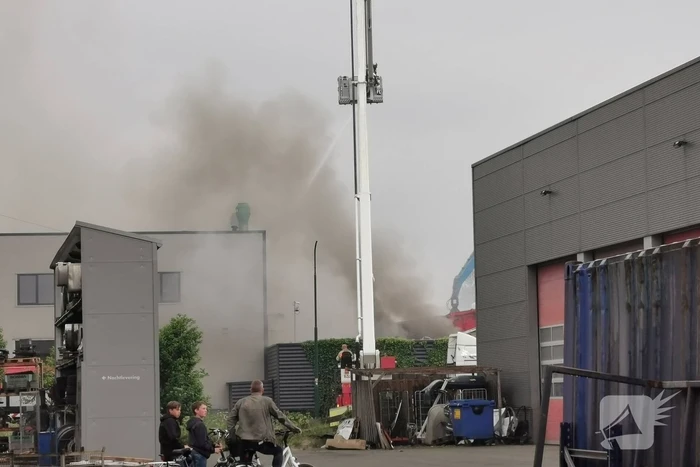 Autowrakken in brand bij recyclingbedrijf