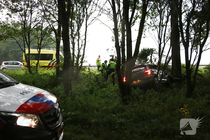 Automobilist schiet van de weg en belandt in bosschage