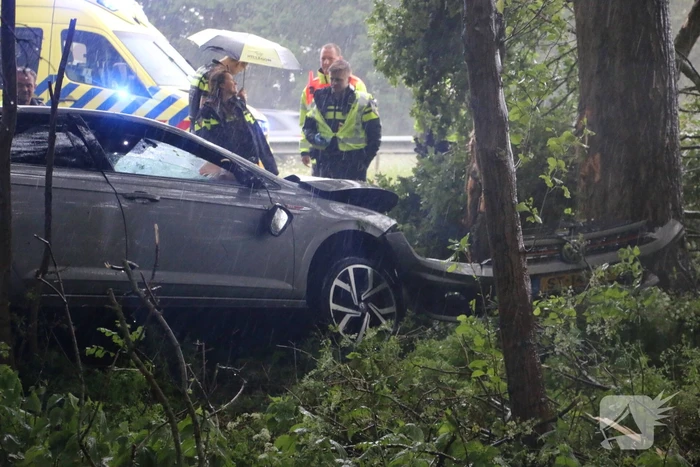 Automobilist schiet van de weg en belandt in bosschage