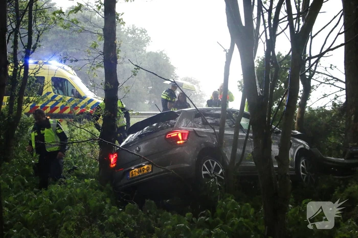 Automobilist schiet van de weg en belandt in bosschage
