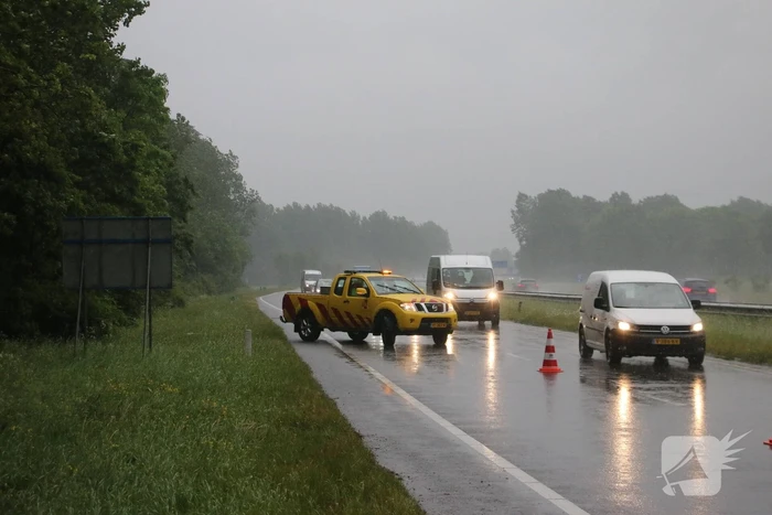 Automobilist schiet van de weg en belandt in bosschage