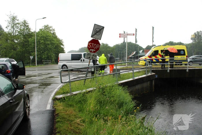 Flinke schade bij botsing tussen auto en bestelbus