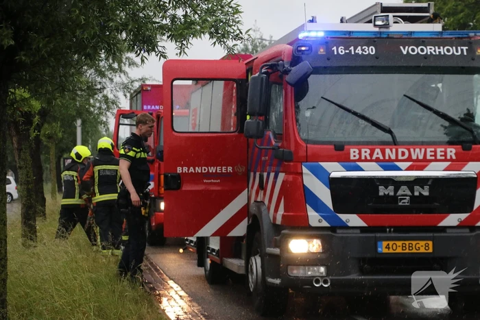 Auto belandt in naastgelegen sloot