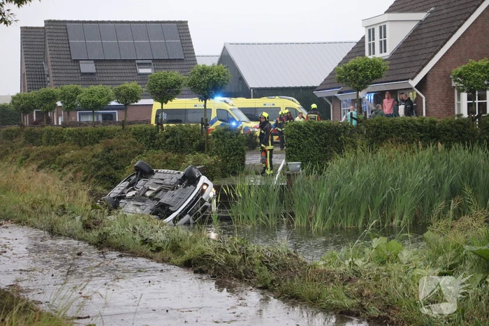 Auto belandt in naastgelegen sloot