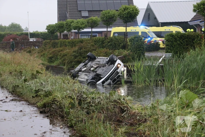 Auto belandt in naastgelegen sloot