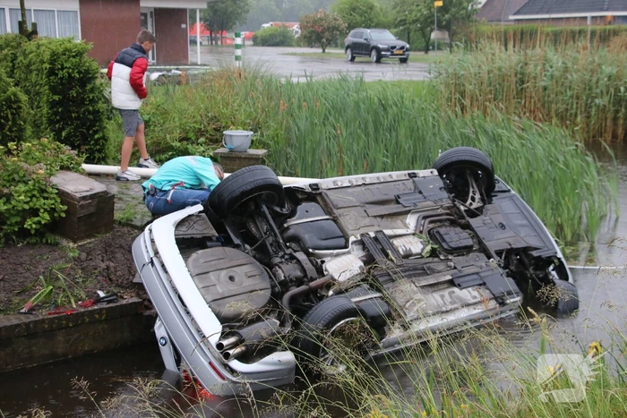 Auto belandt in naastgelegen sloot