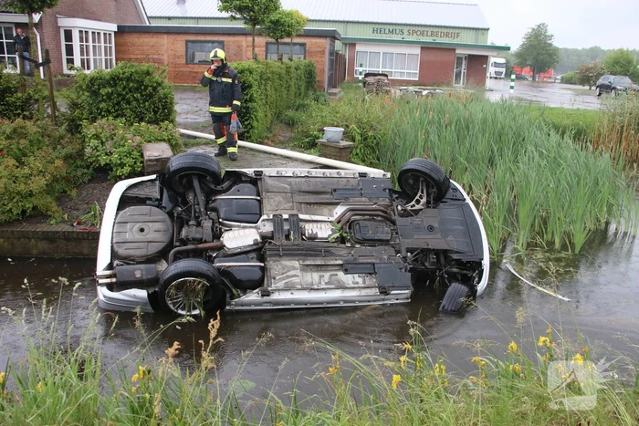 Auto belandt in naastgelegen sloot