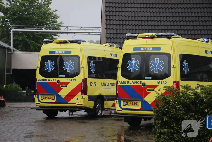 Auto belandt in naastgelegen sloot