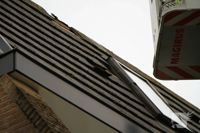 Gevaarlijke situatie in winkelstraat na losgeraakte dakpannen