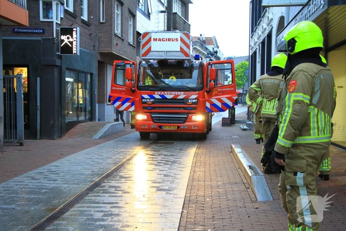 Gevaarlijke situatie in winkelstraat na losgeraakte dakpannen