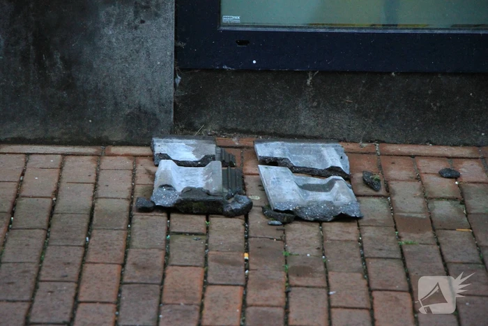 Gevaarlijke situatie in winkelstraat na losgeraakte dakpannen