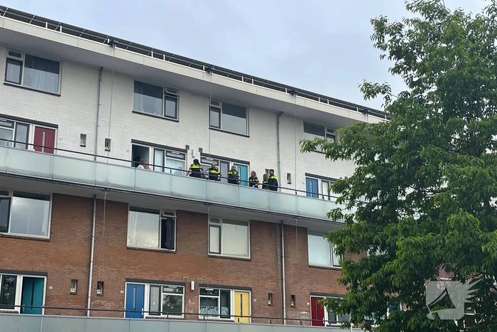 Politie beukt deur in van flatwoning
