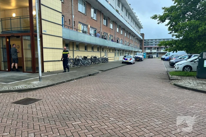 Politie beukt deur in van flatwoning