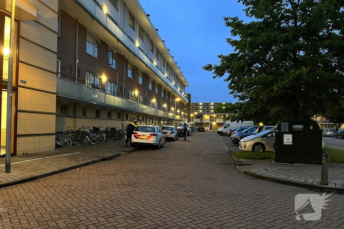 Politie beukt deur in van flatwoning