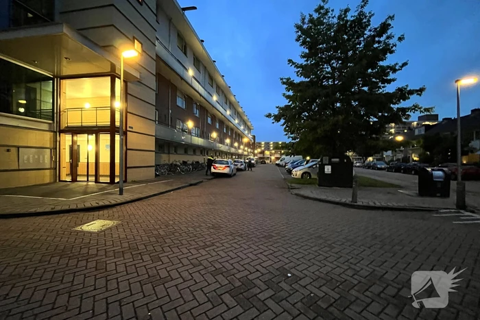 Politie beukt deur in van flatwoning