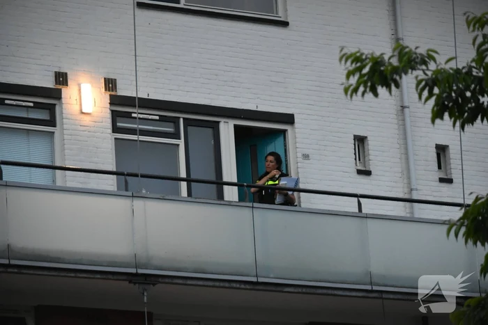 Politie beukt deur in van flatwoning
