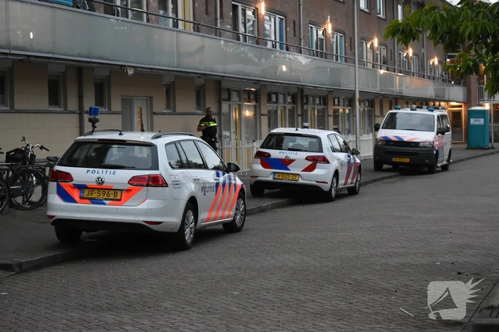 Politie beukt deur in van flatwoning