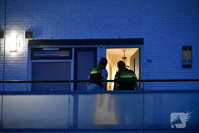 Politie beukt deur in van flatwoning