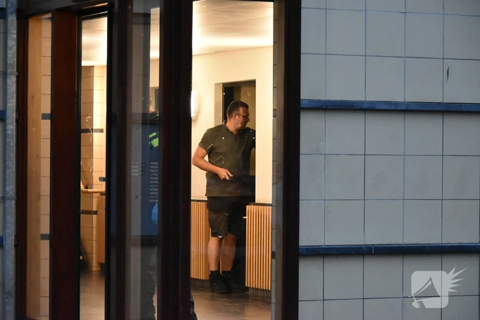 Politie beukt deur in van flatwoning