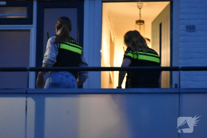 Politie beukt deur in van flatwoning