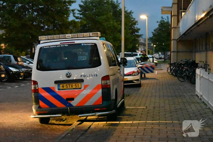Politie beukt deur in van flatwoning